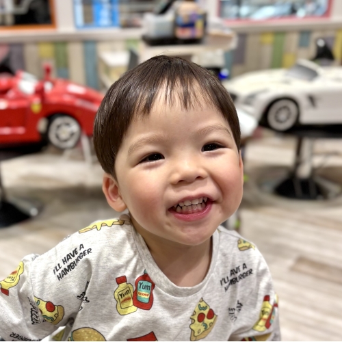 こどもの髪型　耳だしショート