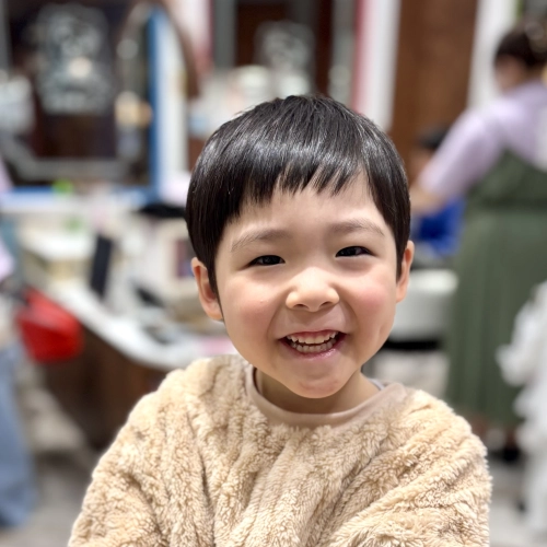 こどもの髪型　耳だしショート