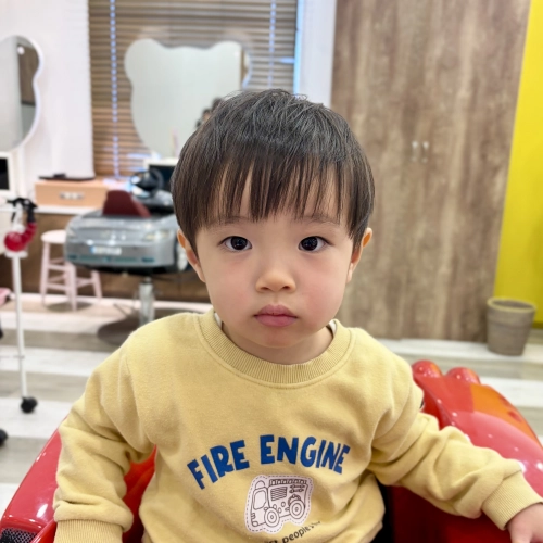 こども髪型　耳だしショートヘア