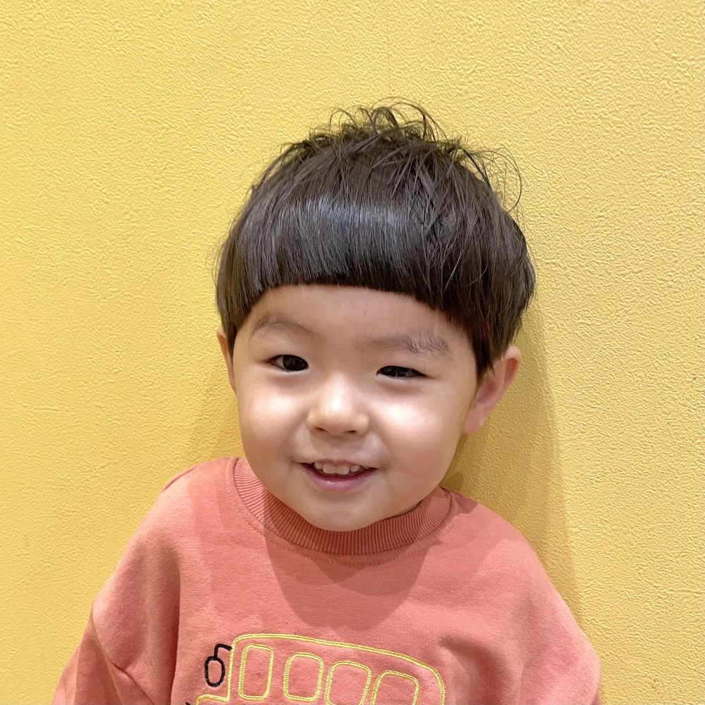 こどもの髪型　耳出しマッシュ