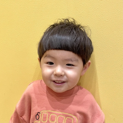 こどもの髪型　耳出しマッシュ