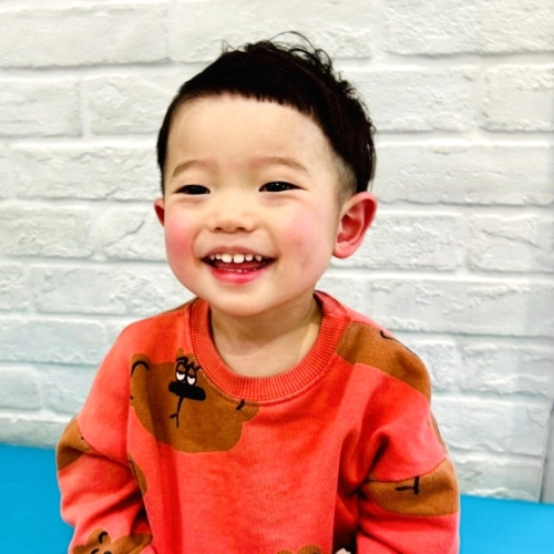 こどもの髪型　ツーブロでこ出しぱつんマッシュ