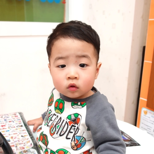 こどもの髪型　ナチュラルツーブロック