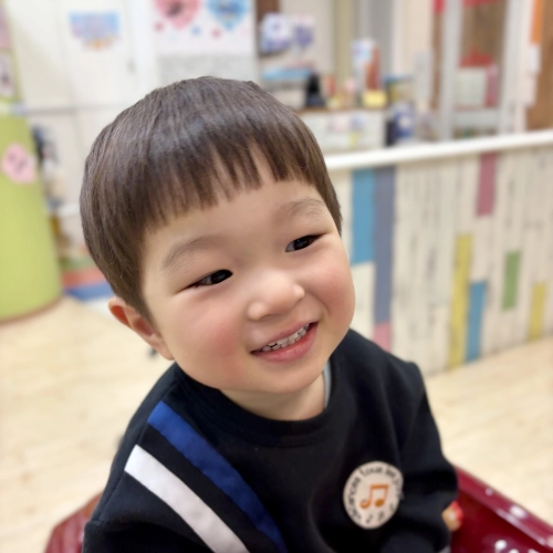 こどもの髪型　耳だしマッシュ