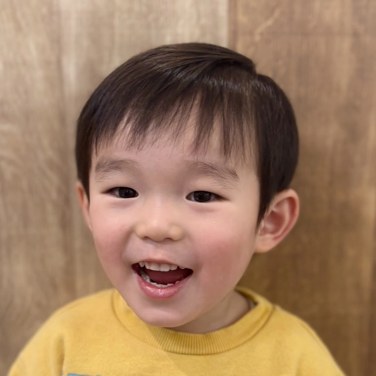 子供の髪型　耳出しショート