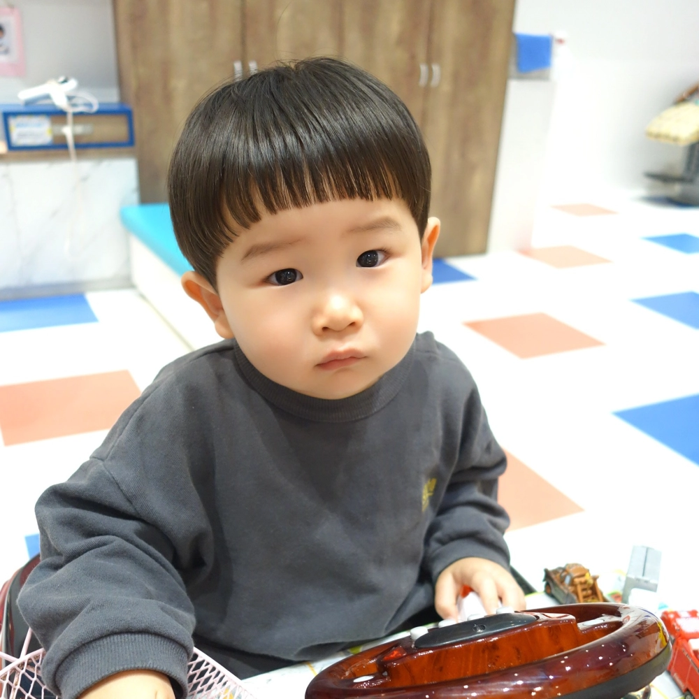 こどもの髪型　バングぱっつんショート