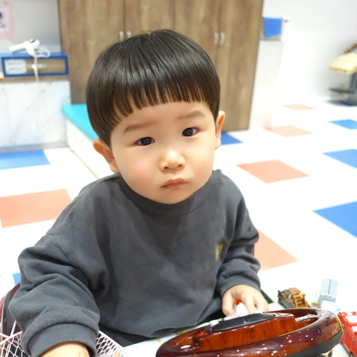 こどもの髪型　バングぱっつんショート